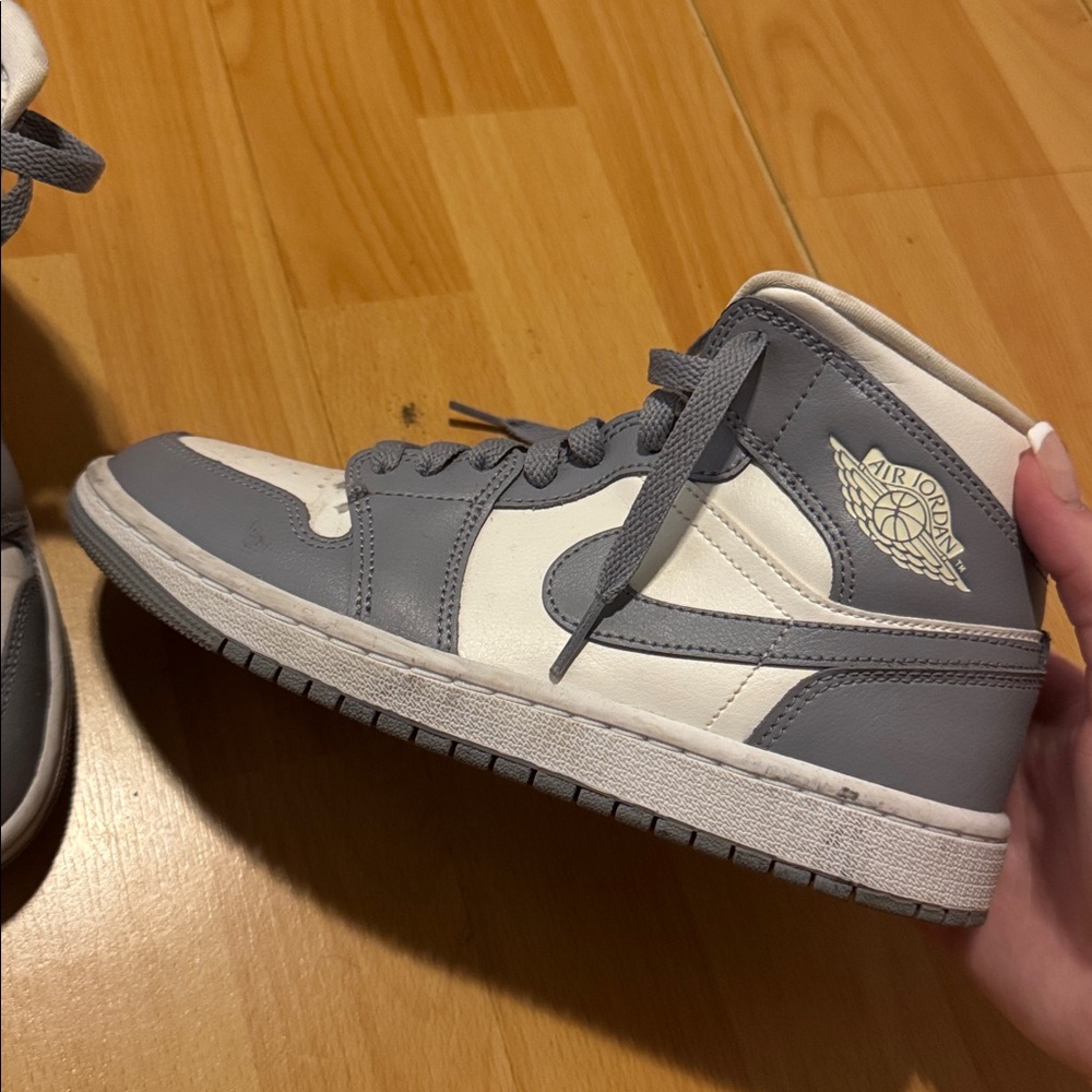Jordan woman’s Sneakers in Gray and White size 6.5 - Picture 5 of 7